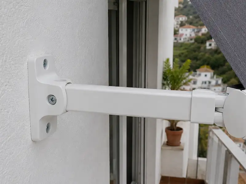 Anclaje de un toldo punto recto en Málaga