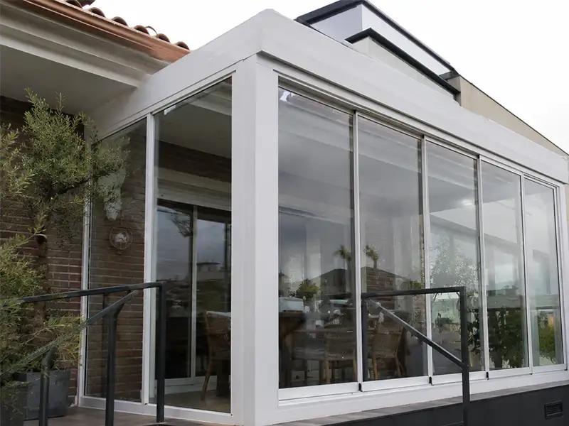 Cerramiento de aluminio y cristal en la terraza de una vivienda de la costa de Granada