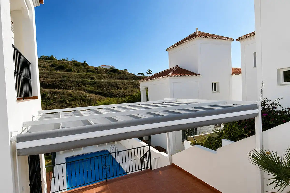 Pérgola de aluminio con toldo corredero a medida instalada por Qubre