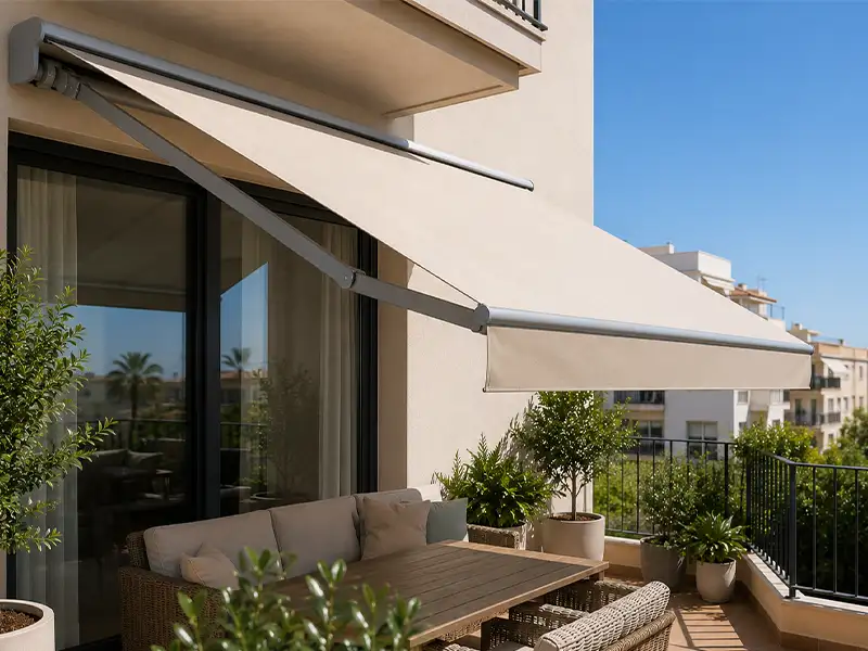 Qué toldo quita más el calor: toldo articulado con cofre y lona clara dando sombra en una terraza