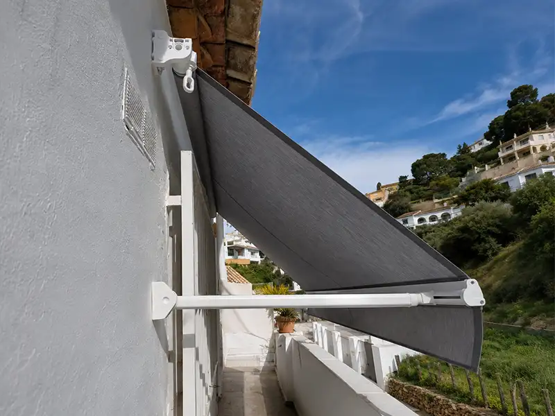 Toldo punto recto en la ventana de un piso de Málaga