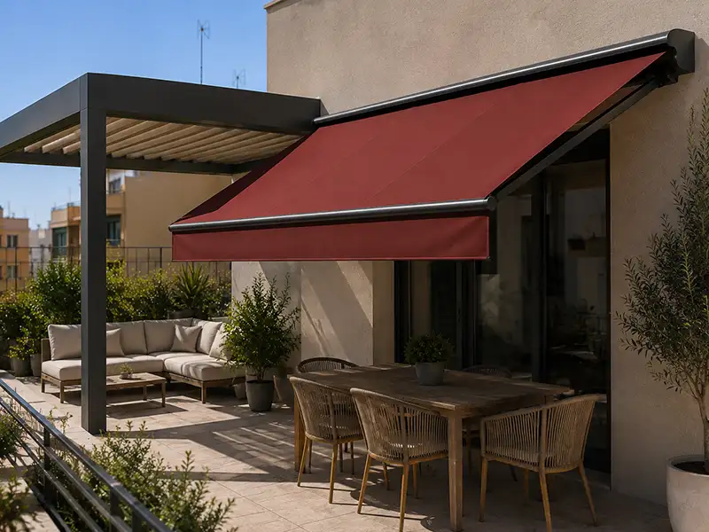 Toldo y pérgola de lona color arena instalados con permiso en una terraza de Málaga