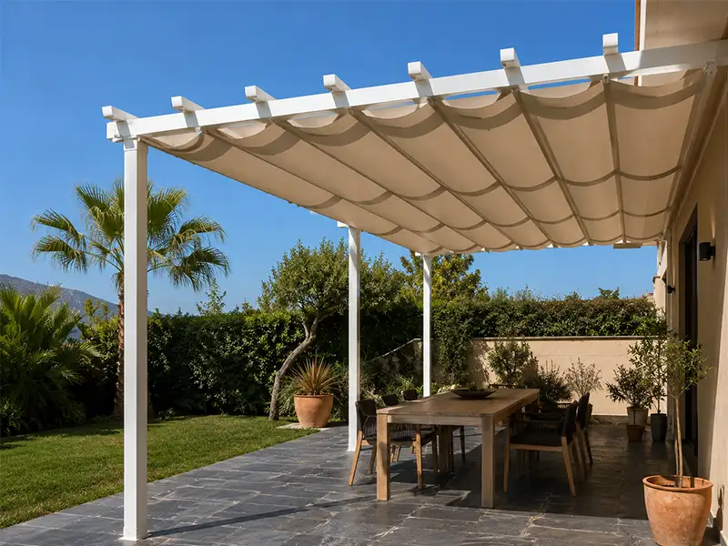 Pérgola de aluminio con palillería corredera en un jardín de Málaga instalada con su permiso