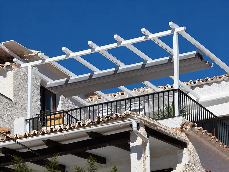 Pérgola de aluminio con palillería en el balcón de una vivienda de Nerja