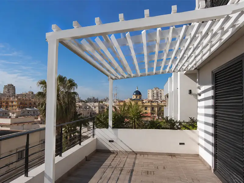 Pérgola de aluminio con palillería en una terraza con vistas a Málaga capital
