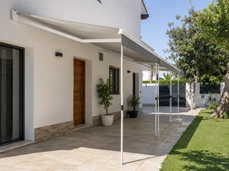 Toldo articulado con patas telescópicas en la terraza de una vivienda de Nerja