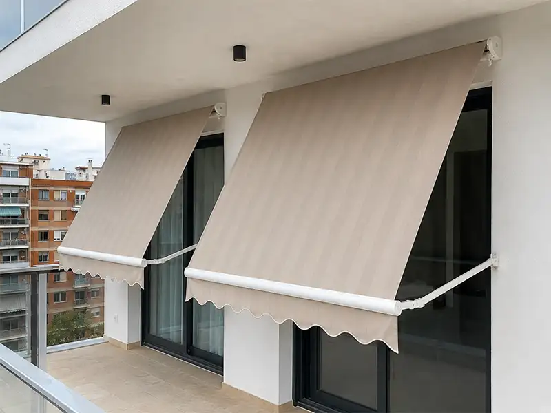 Toldo stor bajado sobre la barandilla de un piso en Málaga
