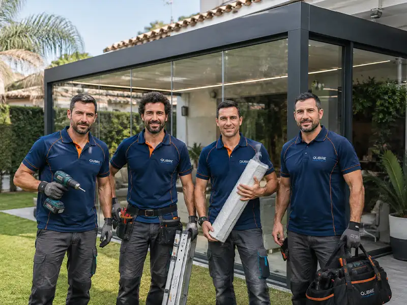 Equipo de instaladores de toldos y pérgolas de Qubre en Málaga