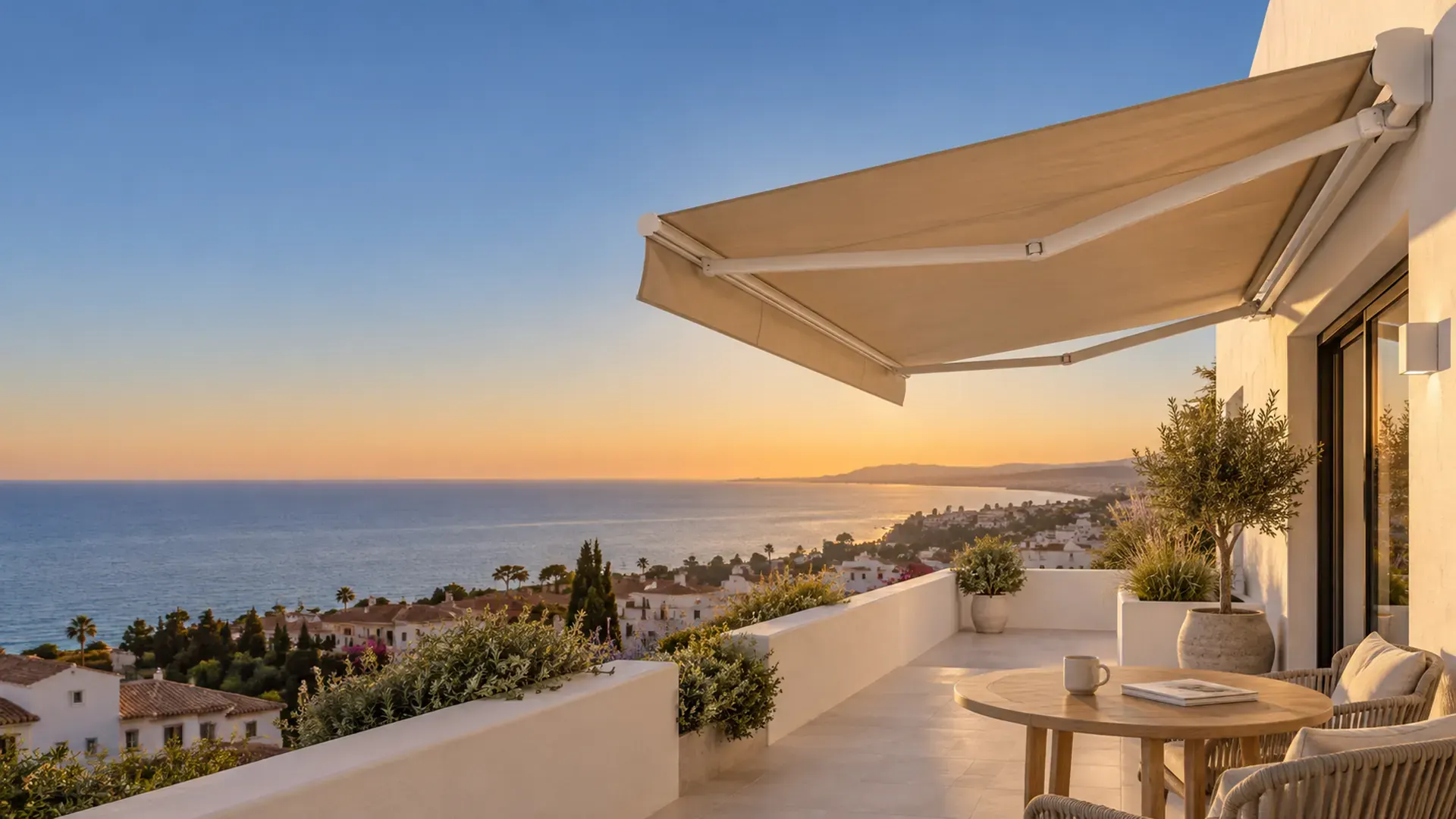 Blog de toldos y pérgolas Blog de toldos y pérgolas: toldo articulado extendido al atardecer en un ático de la costa de Málaga