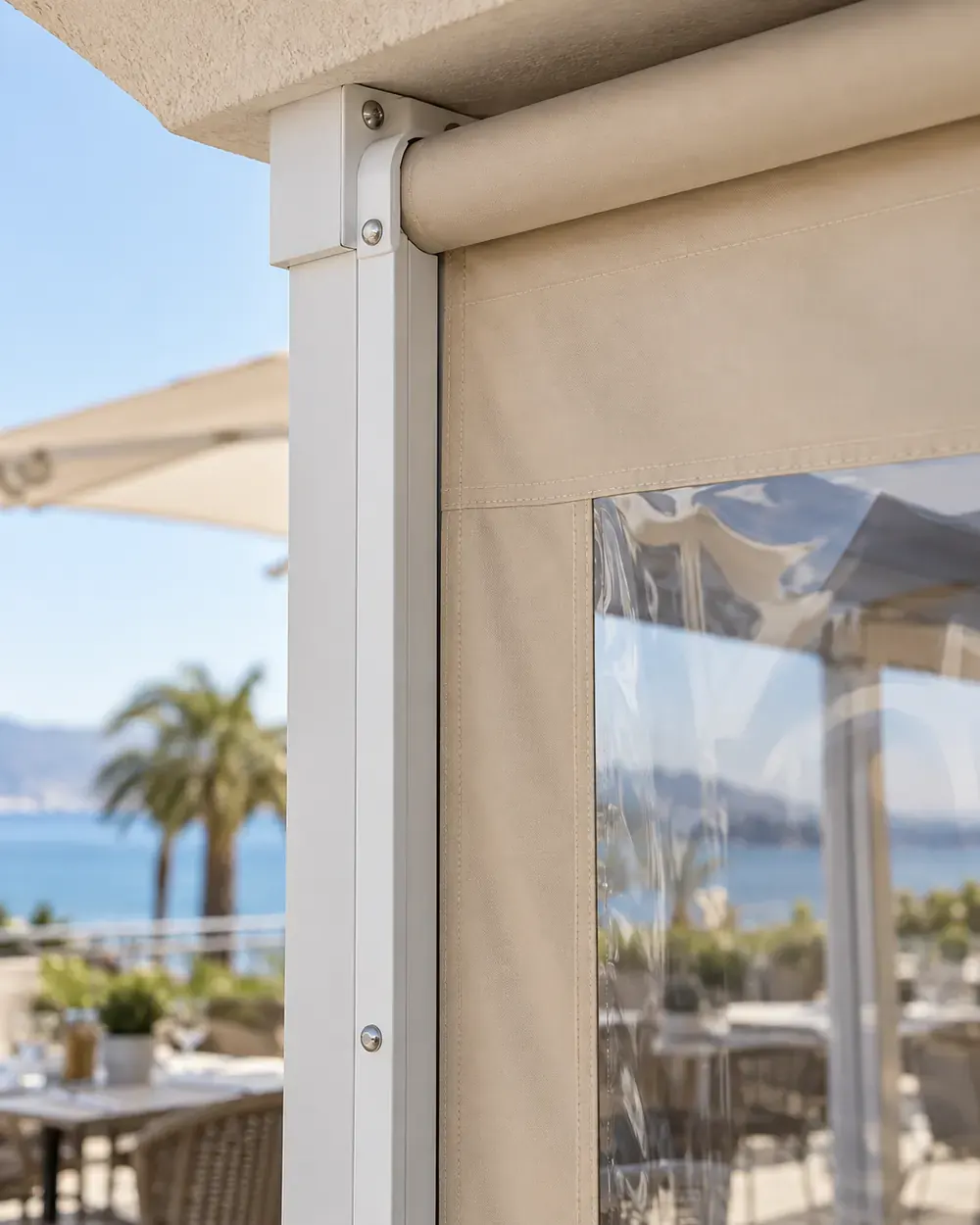 Guías de toldo cortavientos Guía lateral de aluminio blanco de un toldo cortavientos con lona beige y ventana transparente