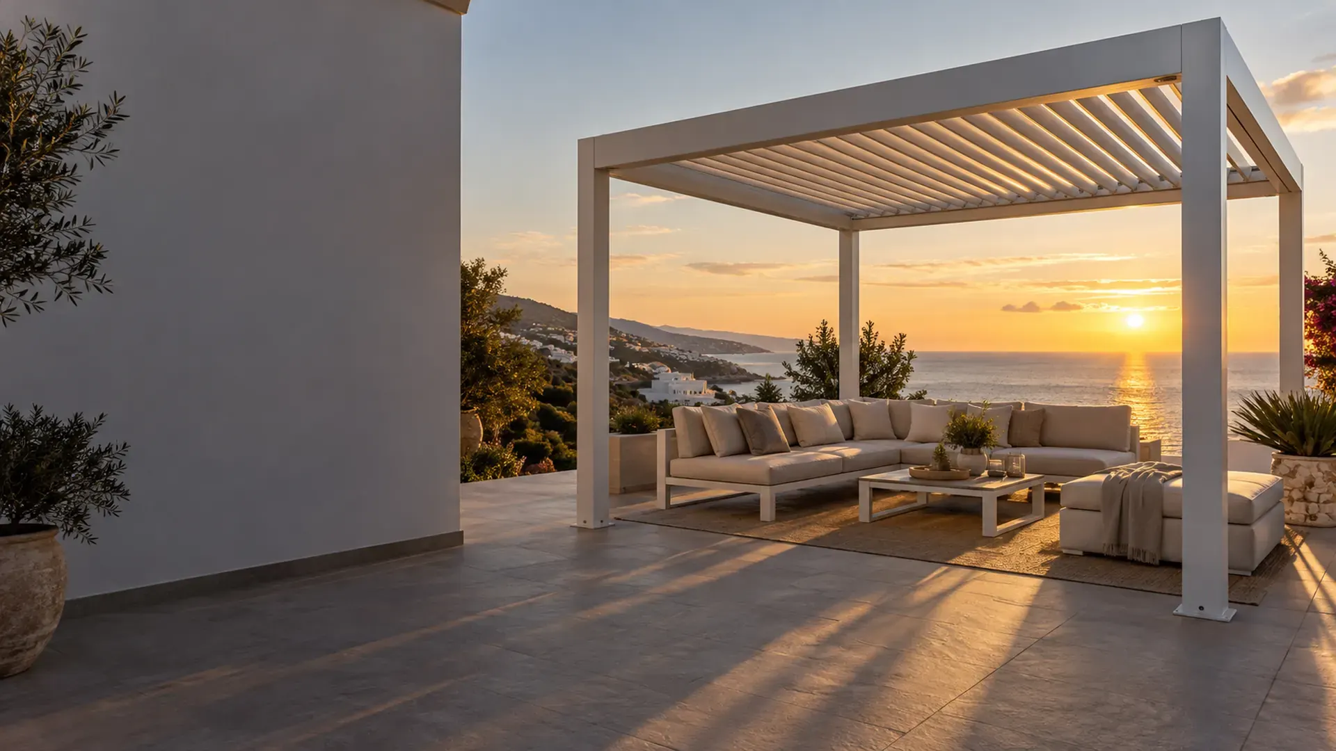 Pérgolas bioclimáticas en Málaga: pérgola bioclimática blanca con lamas orientables en una terraza con vistas al mar al atardecer
