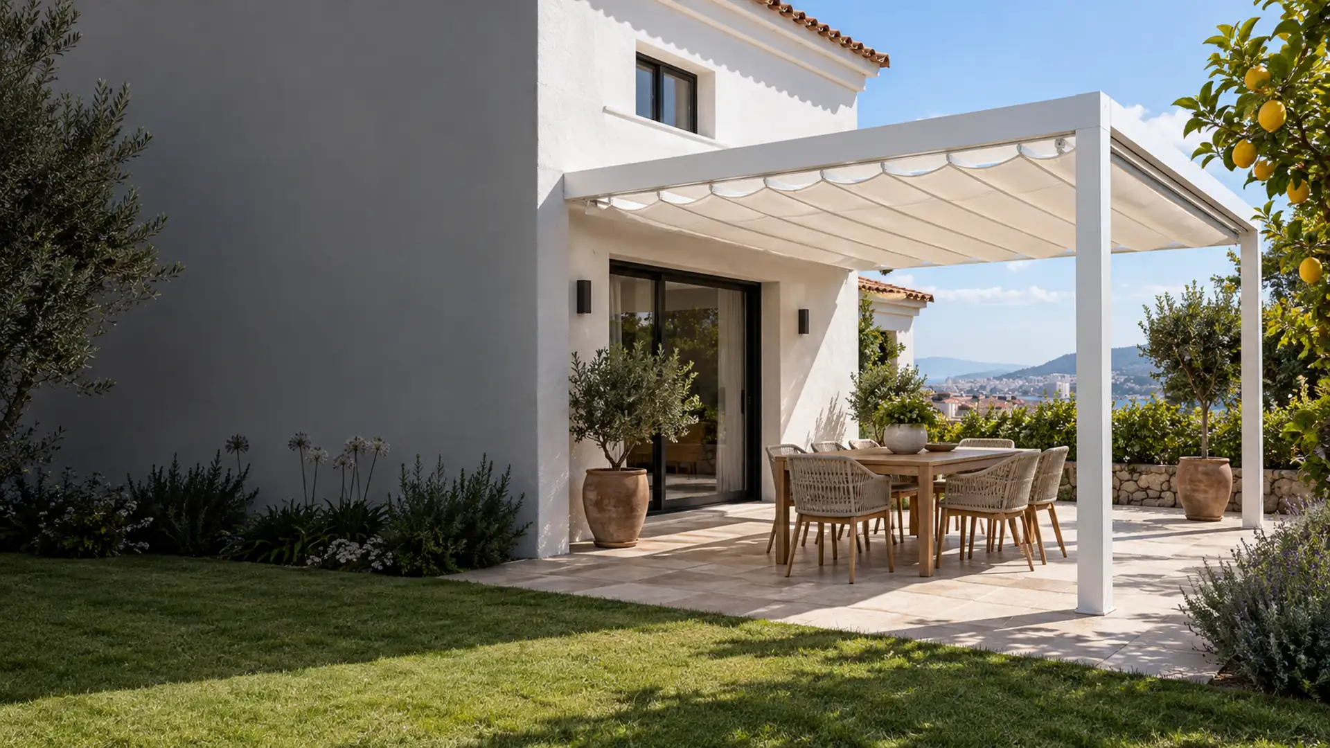 Pérgola con palillería móvil en Málaga: techo de lona plegable extendido sobre el comedor exterior de un jardín