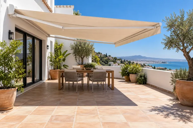 Qué toldo quita más el calor: sombra de un toldo articulado con lona color arena sobre una terraza a pleno sol