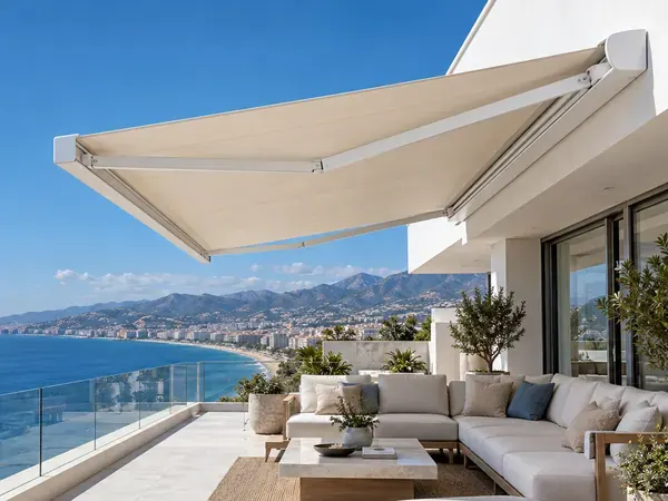 Toldo cofre Toldo cofre con lona arena en una terraza de Málaga