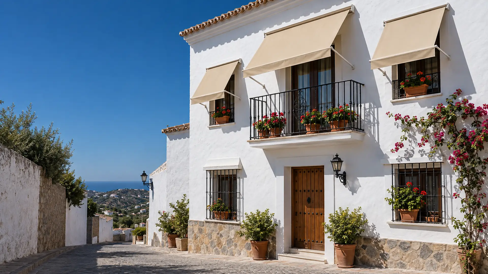 Toldo punto recto en Málaga Toldo punto recto en Málaga: toldos con lona color arena en las ventanas y el balcón de una casa blanca andaluza
