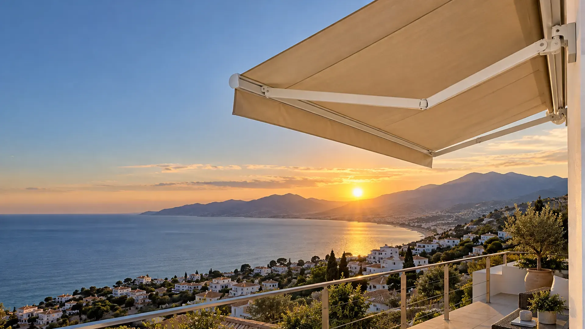 Toldos cerca de mí en Málaga y Granada Toldos cerca de mí en Málaga y Granada: toldo articulado en una terraza con vistas a la costa de la Axarquía al atardecer