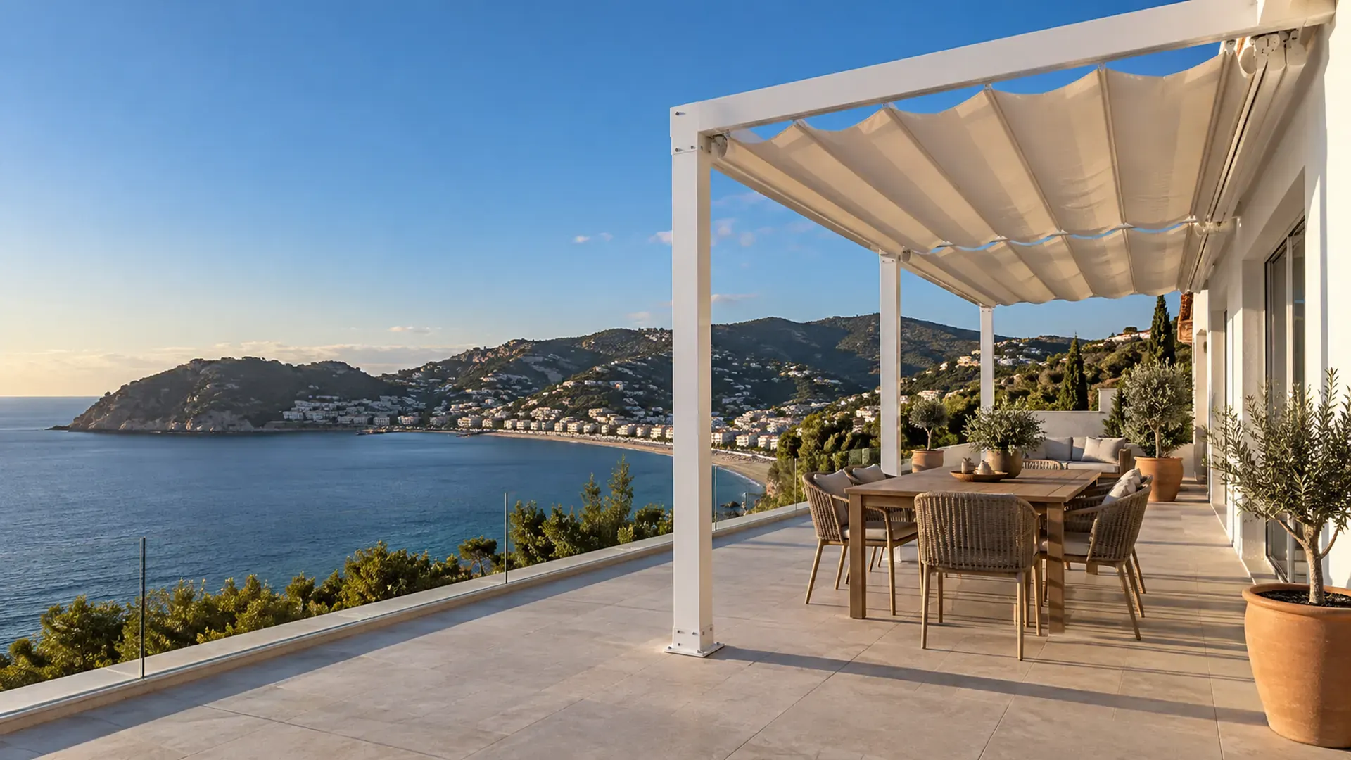 Toldos en Almuñécar: pérgola con toldo plegable en una terraza con vistas a la bahía de La Herradura