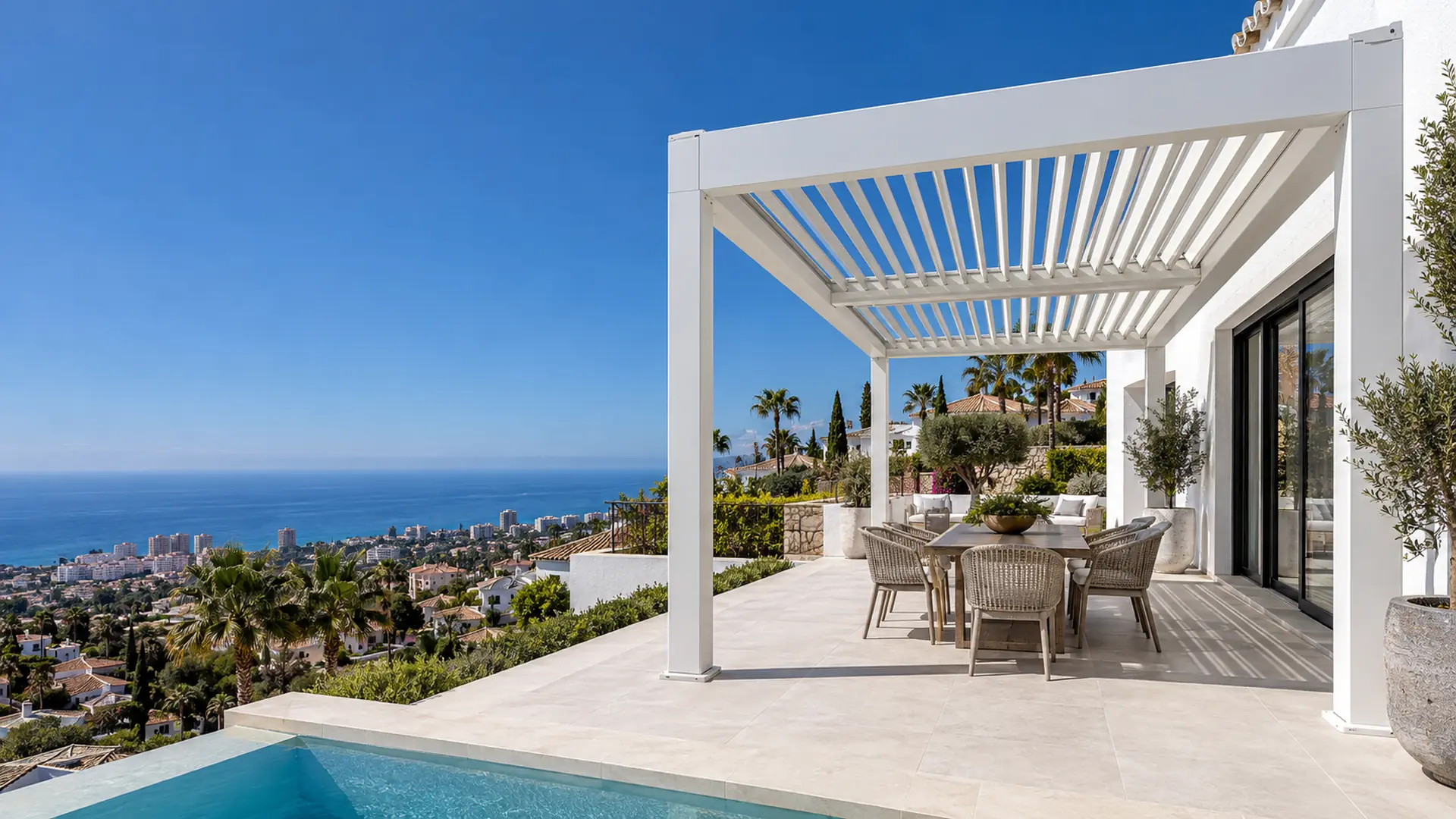 Toldos en Benalmádena Toldos y pérgolas en Benalmádena: pérgola bioclimática en la terraza de un chalet con vistas al mar