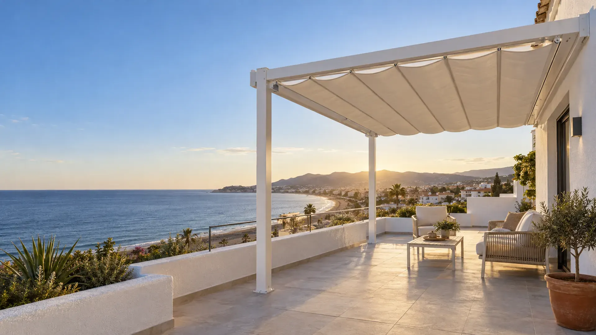 Toldos en Rincón de la Victoria: pérgola con toldo corredero en la terraza de un adosado frente al mar