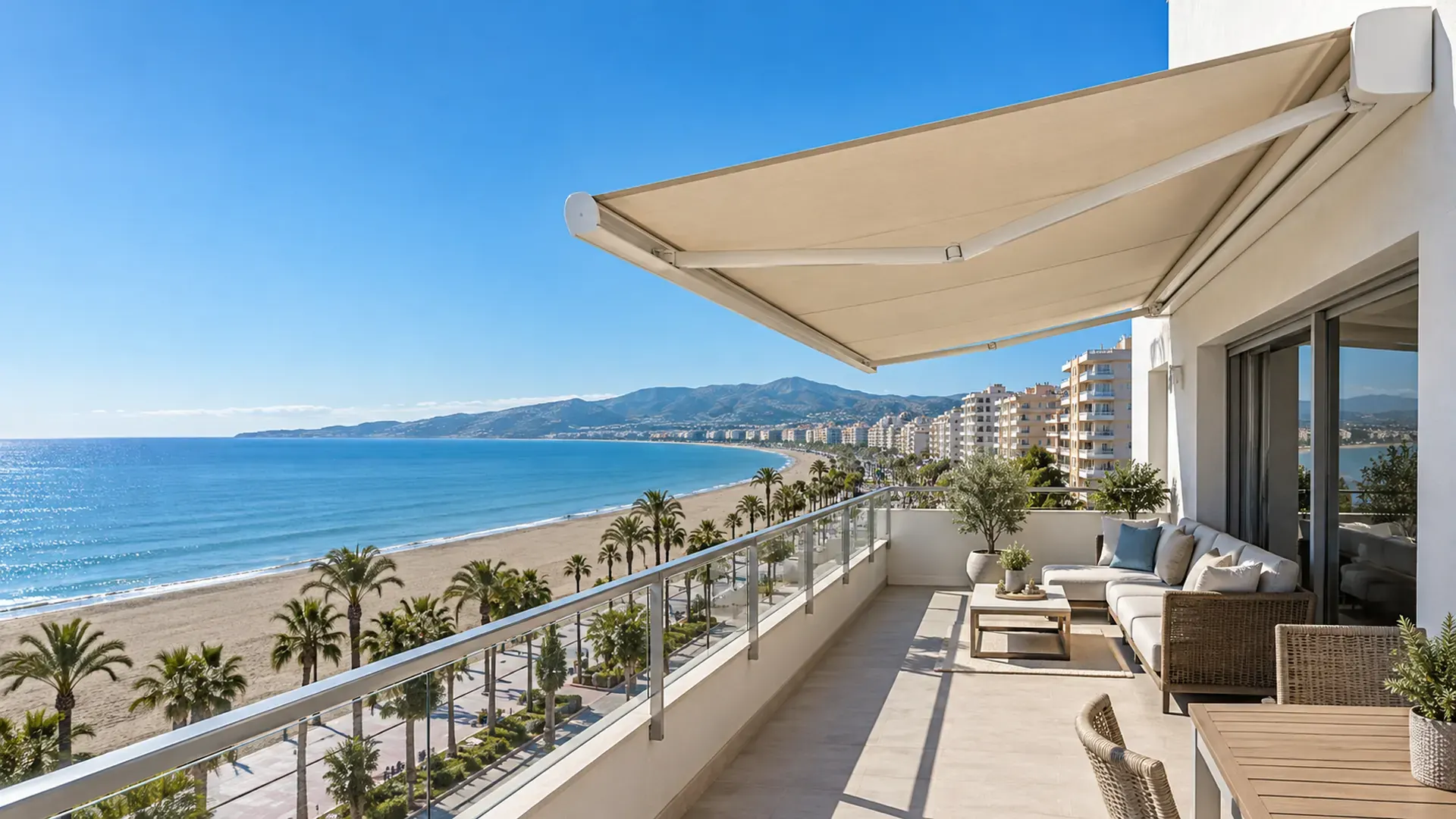 Toldos en Torre del Mar Toldos en Torre del Mar: toldo cofre en la terraza de un piso en primera línea del paseo marítimo