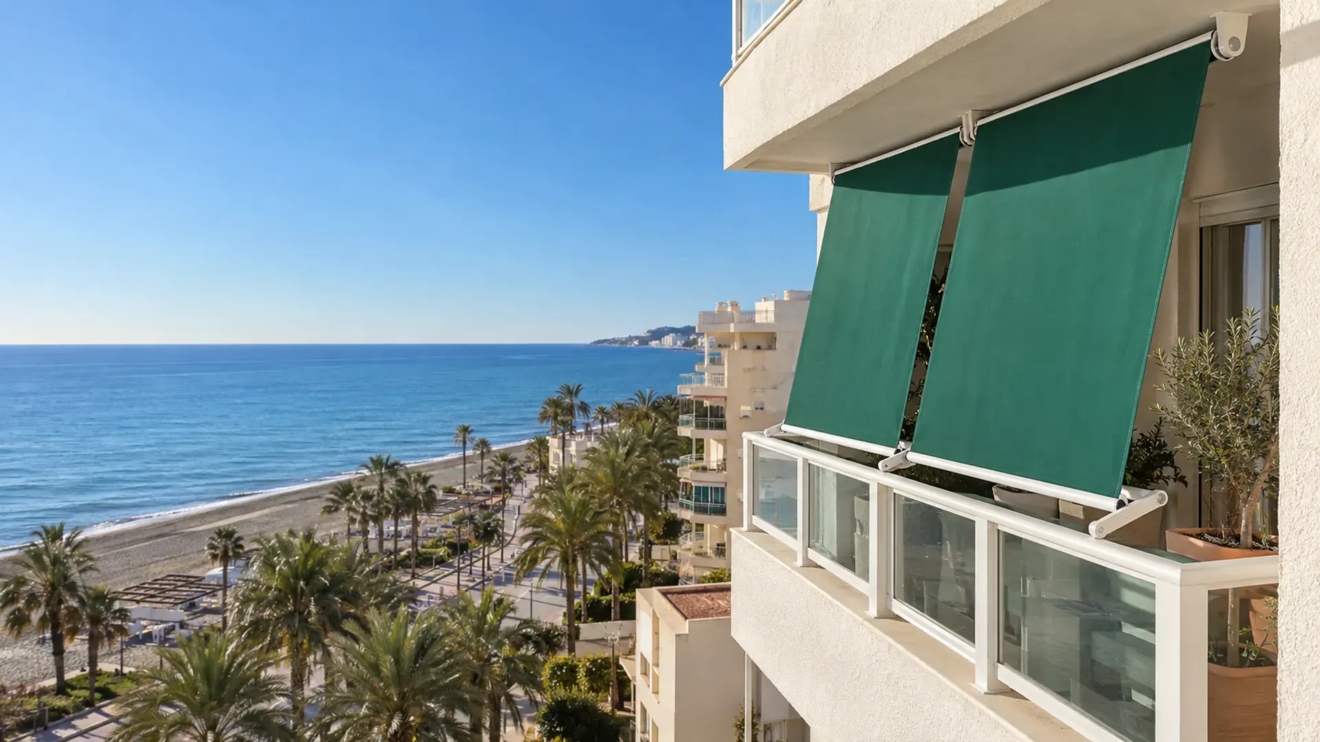 Toldos en Torrox Toldos en Torrox: toldos stor verdes en el balcón de un apartamento de Torrox Costa frente a la playa