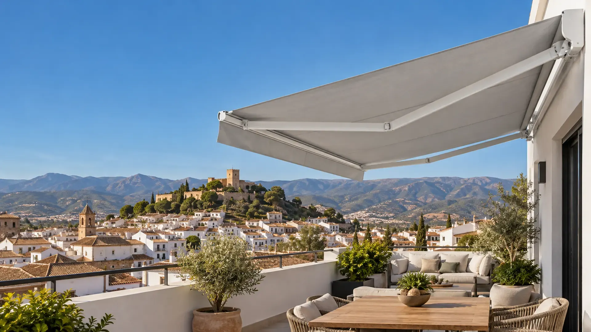 Toldos en Vélez-Málaga: toldo articulado en un ático con vistas al casco histórico y la sierra