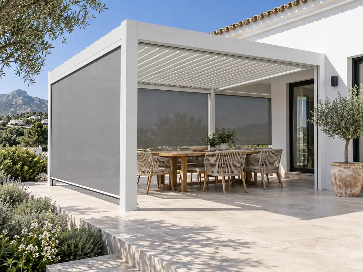 Zip screen integrado en pérgola Zip screen integrado en los laterales de una pérgola bioclimática blanca en una terraza de Málaga