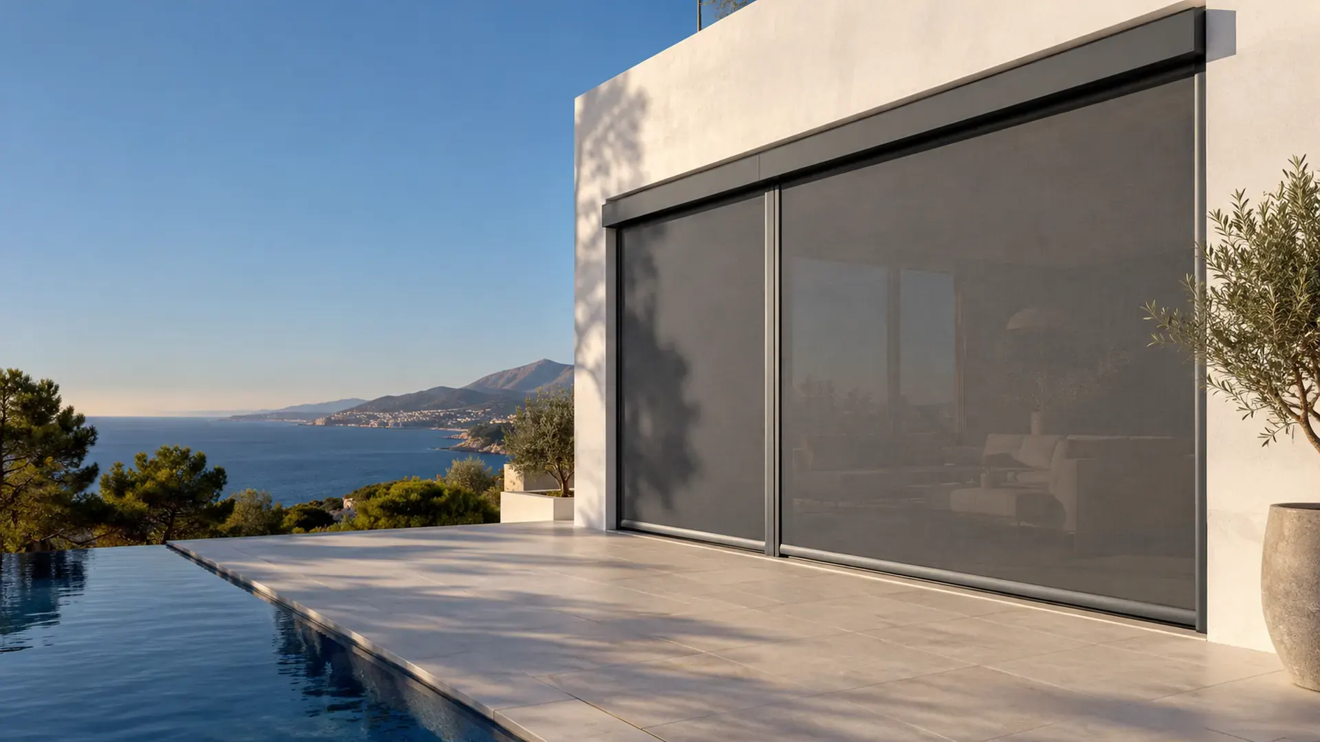 Zip screen en Málaga Zip screen en Málaga: tejido screen gris bajado en el gran ventanal de una vivienda moderna con piscina y vistas al mar